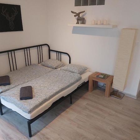 Utulny Apartman S Balkonom Bratislava Exterior foto