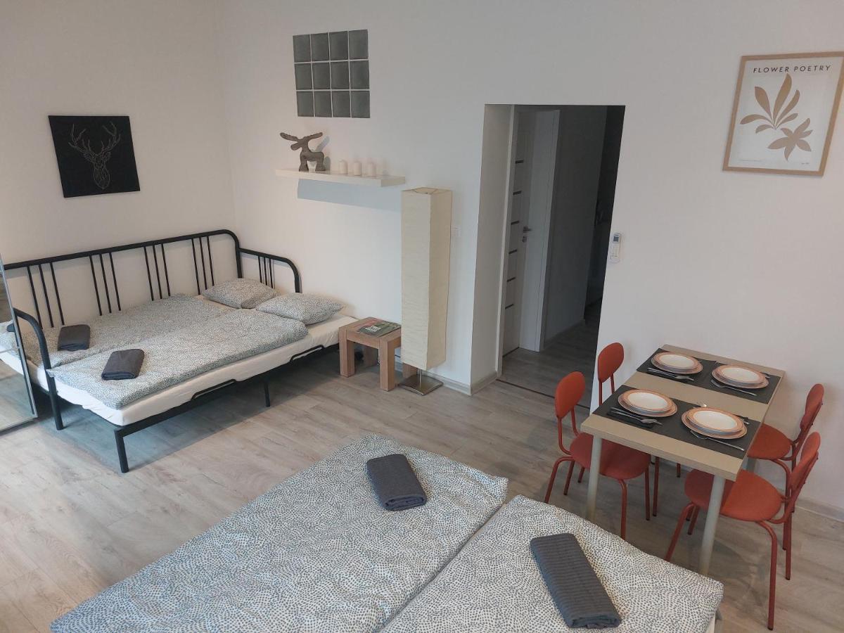 Utulny Apartman S Balkonom Bratislava Exterior foto