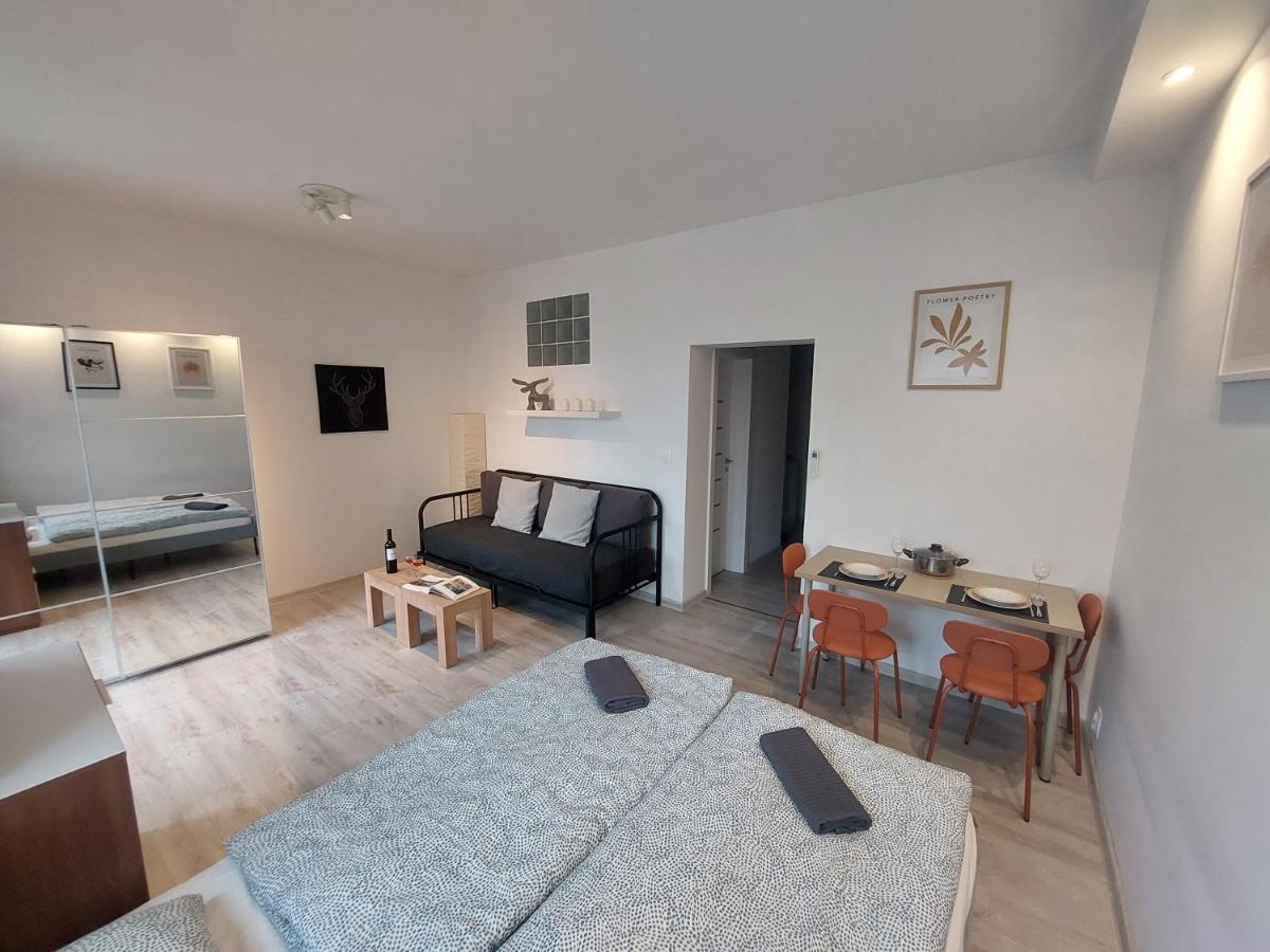 Utulny Apartman S Balkonom Bratislava Exterior foto